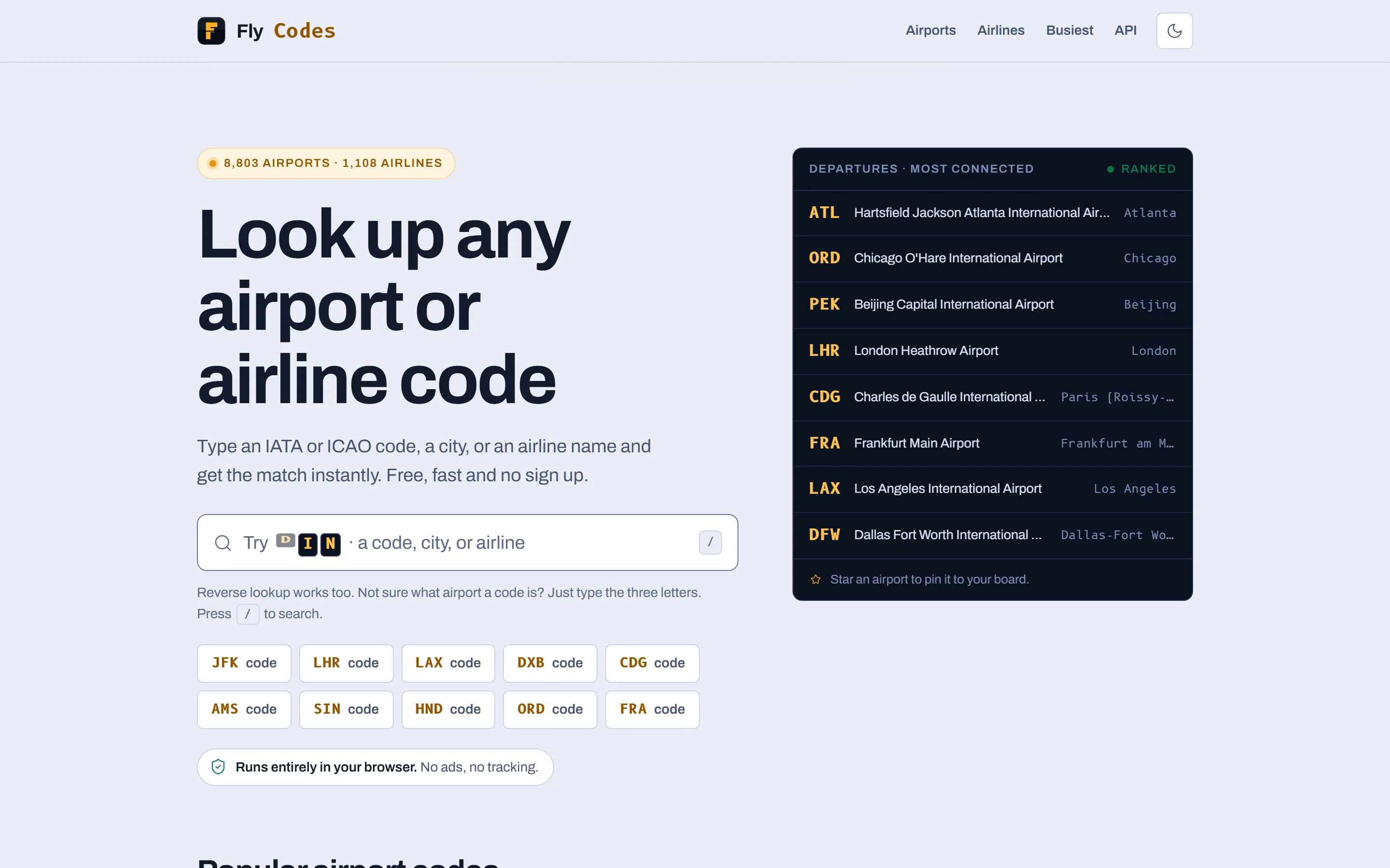 Homepage van FlyCodes met zoekbalk en vertrekbord op desktop